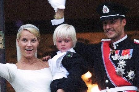 Kronprinzessin Mette-Marit mit Sohn Marius und Kronprinz Haakon von Norwegen am 25. August 2001. Kronprinzessin Mette-Marit mit Sohn Marius und Kronprinz Haakon von Norwegen am 25. August 2001.