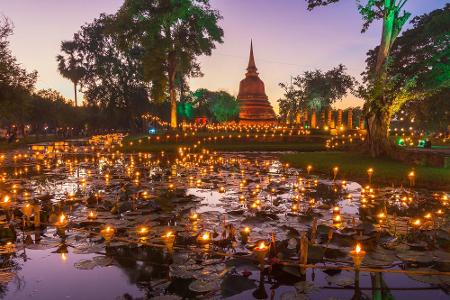Seinen Ursprung hat das Fest wahrscheinlich in Thailands alter Hauptstadt Sukhothai, wo die Feierlichkeiten bis heute zu den...