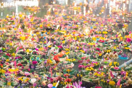 Loy Krathong ist bei Tag und bei Nacht ein echter Hingucker. Bei Sonnenschein können die wunderschönen Blumengestecke bestau...