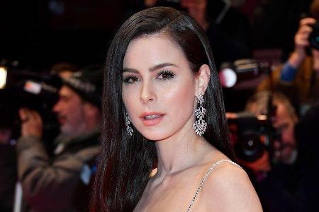 Lena Meyer-Landrut hat sich einen Pony verpassen lassen. Lena Meyer-Landrut hat sich einen Pony verpassen lassen.