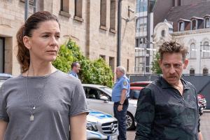 "In Wahrheit: In einem anderen Leben": Hauptkommissarin Judith Mohn (Christina Hecke) begegnet dem Hauptverdächtigen Arno Bi...