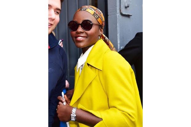 ...sein Haar etwas dezenter verstecken will, kann es ja wie Schauspielerin Lupita Nyong'o machen, die mit perfekt abgestimmt...