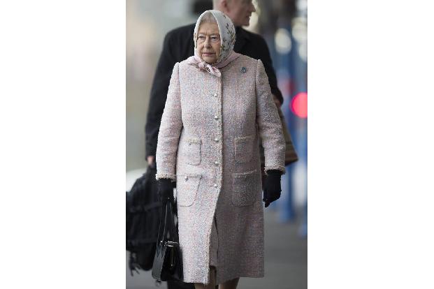 ...Queen Elizabeth II auch ziemlich gut mit Kopftuch macht. Ob man allerdings wie die Königin von England aussehen möchte, b...