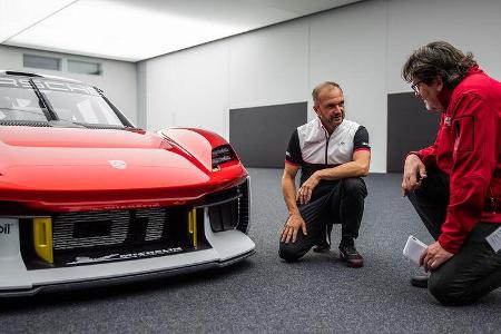 auto motor und sport-Redakteur Heinrich Lingner lässt sich den Sportwagen von Projektleiter Matthias Scholz erklären.