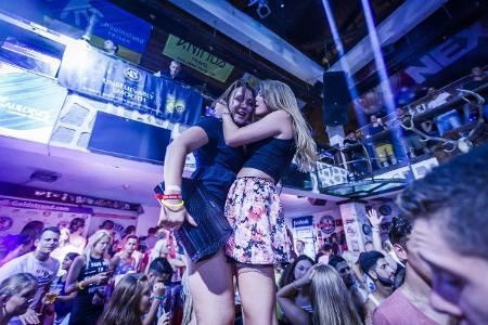 Junge Urlauber feiern in der Disko Partystadl Zum Roten Pfer... Junge Urlauber feiern in der Disko Partystadl Zum Roten Pfer...