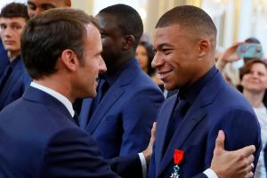 Macron adelt Mbappe: "Blick zu den Sternen, Kopf auf den Schultern"