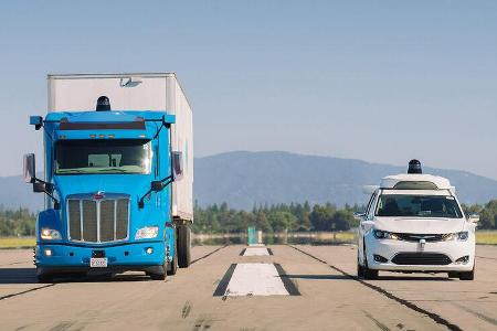 09/2019, Waymo Peterbilt Semi-Truck und Chrysler Pacifica 09/2019, Waymo Peterbilt Semi-Truck und Chrysler Pacifica