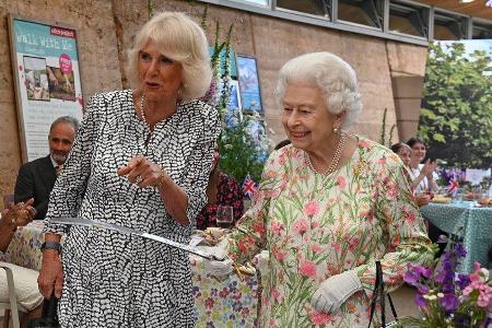 Die Queen (re.) hat Herzogin Camilla zum Mitglied des Hosenbandordens gemacht. Die Queen (re.) hat Herzogin Camilla zum Mitglied des Hosenbandordens gemacht.
