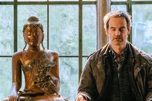 "Tatort: Gier und Angst": Kommissar Peter Faber (Jörg Hartmann) hat im Schneidersitz im Büro von Bankdirektor Dr. Mehring Pl...
