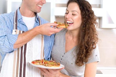 Pizza, Burger und Co. lassen sich auch in gesunden Varianten genießen. Pizza, Burger und Co. lassen sich auch in gesunden Varianten genießen.