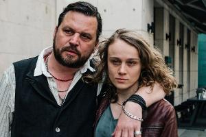 Die drogensüchtige Ella (Anke Retzlaff) steht im "Tatort: Gier und Angst" zwischen zwei Männern: Hier ist sie mit Nachtclubb...