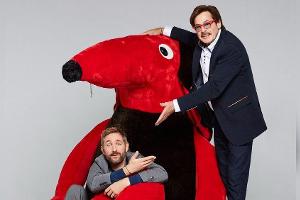 Jörg Draeger (r.) und Daniel Boschmann präsentieren neue Folgen der Kult-Gameshow "Geh aufs Ganze!".