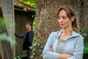 "Sturm der Liebe": Ariane hält sich im Hintergrund, während Robert versucht, mit Lia zu reden.