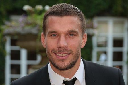 Lukas Podolski stärkt Joshua Kimmich den Rücken. Lukas Podolski stärkt Joshua Kimmich den Rücken.
