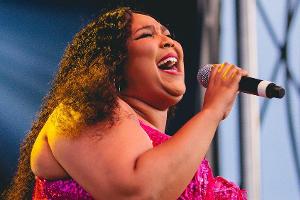 Rapperin Lizzo rockt Halloween-Party in Baby-Yoda-Kostüm