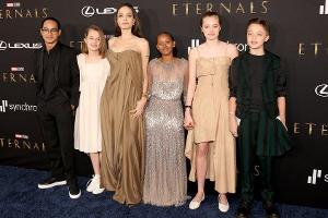 Angelina Jolie mit fast allen Kindern auf dem roten Teppich