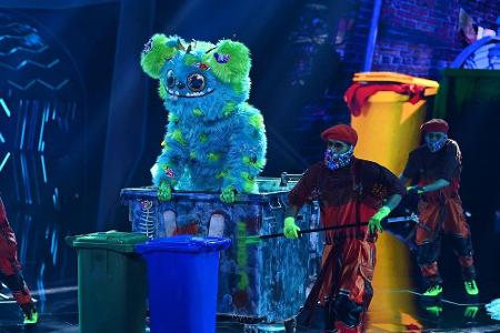 In der Eröffnungsshow krabbelte Mülli Müller als bis dato unbekanntes Kostüm aus der Mülltonne. Mülli Müller stellt sich al...