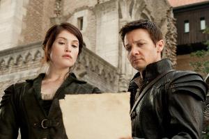 "Hänsel & Gretel - Hexenjäger": Gretel (Gemma Arterton) und Hänsel (Jeremy Renner) sind der Oberhexe Muriel auf der Spur.