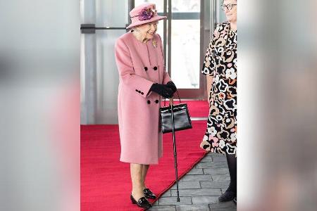 Queen Elizabeth II. kam zur Eröffnungszeremonie des walisischen Parlaments mit Gehstock. Queen Elizabeth II. kam zur Eröffnungszeremonie des walisischen Parlaments mit Gehstock.