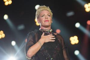 Pink richtet bittersüße Worte an ihren verstorbenen Vater