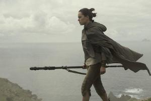 "Star Wars: Die letzten Jedi": Rey (Daisy Ridley) will den resignierten Luke Skywalker aus seinem selbst gewählten Exil holen.