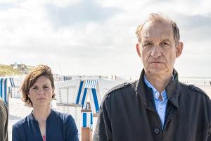 "Nord Nord Mord: Sievers und der schwarze Engel": Die Ermittler Ina Behrendsen (Julia Brendler) und Carl Sievers (Peter Hein...