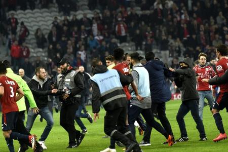 Lille-Anhänger nach Platzsturm zu acht Monaten Haft verurteilt Lille-Anhänger nach Platzsturm zu acht Monaten Haft verurteilt