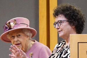 Queen Elizabeth II. mit der Abgeordneten Elin Jones im walisischen Parlament in Cardiff.