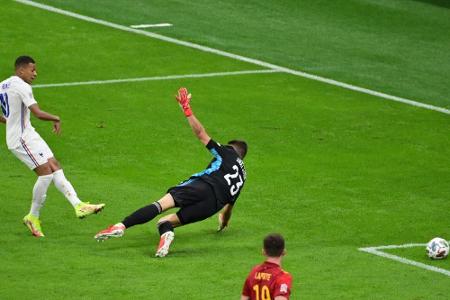Nach umstrittenem Mbappe-Tor: UEFA regt Regeländerung an Nach umstrittenem Mbappe-Tor: UEFA regt Regeländerung an