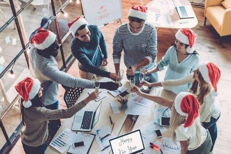 Für eine gelungene Weihnachtsfeier bietet es sich an, das Büro zu verlassen. Für eine gelungene Weihnachtsfeier bietet es sich an, das Büro zu verlassen.