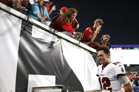 Brady wirft 600. NFL-Touchdown - kuriose Verhandlungen mit einem Fan Brady wirft 600. NFL-Touchdown - kuriose Verhandlungen mit einem Fan