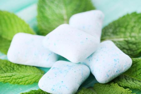Gaukeln Sie Ihrem Körper etwas vor: Kauen Sie einen Kaugummi, bevorzugt Minze und zuckerfrei. So bekommt man einen frischen ...
