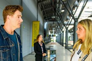 "Unter uns": Chris fällt nach dem Abschied von Matteo siedend heiß ein, dass er eine praktische Berufsschul-Aufgabe vergesse...