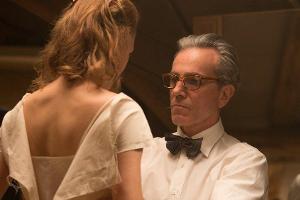 Die Beziehung zwischen Alma (Vicky Krieps) und Reynolds (Daniel Day-Lewis) ist kompliziert