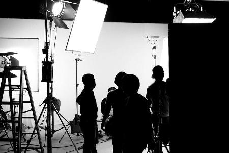 Arbeiterinnen und Arbeiter aus der Film- und Serienbranche werden nun doch nicht ab Montag streiken. Arbeiterinnen und Arbeiter aus der Film- und Serienbranche werden nun doch nicht ab Montag streiken.