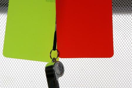 Torwart provoziert Platzverweis von Mitspieler mit Schwalbe Torwart provoziert Platzverweis von Mitspieler mit Schwalbe