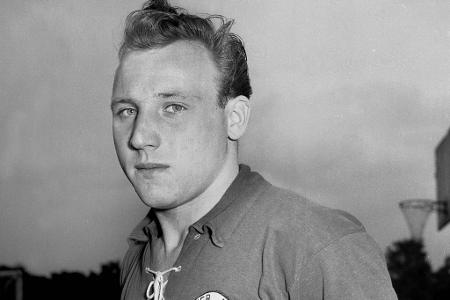 Zwei Jahre später ist Uwe Seeler fester Bestandteil der Profimannschaft des HSV. Zudem bestreitet der Stürmer bereits Einsät...