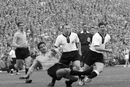 1958 spielt der damals 21-jährige Uwe Seeler (Mitte) sein erstes Turnier für die deutsche Nationalmannschaft. Mit zwei Toren...