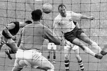 Im Trikot des Hamburger SV ist Uwe Seeler Anfang der 60er längst eine feste Größe. Wie hier im Europapokalspiel gegen den FC...