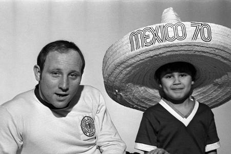Die WM 1970 in Mexiko ist die letzte Chance für Seeler, sich auf der großen internationalen Bühne zu zeigen. Der Stürmer tri...