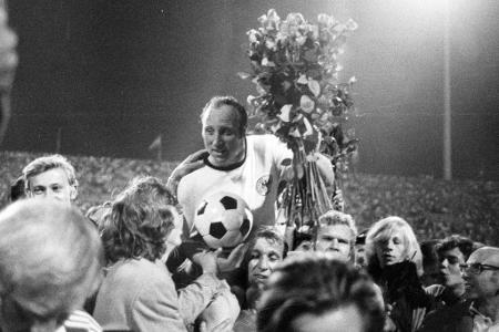 Im September 1970 bestreitet Seeler sein letztes Spiel im Nationaltrikot. Nach 72 Partien und 43 Toren hängt er das DFB-Dres...