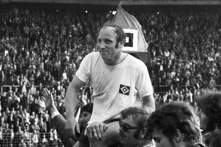 Im Mai 1972 endet eine der größten Karrieren, die es im deutschen Fußball jemals gegeben hat. Nach über 500 Pflichtspielen f...