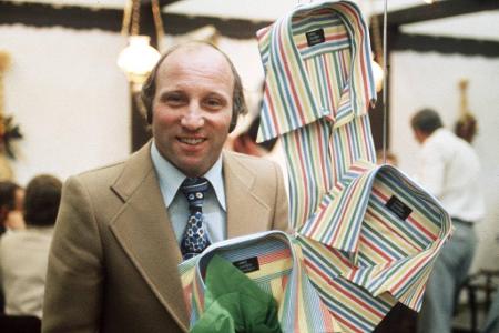 Unter anderem gründet Seeler Mitte der 70er auch ein eigenes Mode-Label und vertreibt fesche Hemden für den modebewussten He...