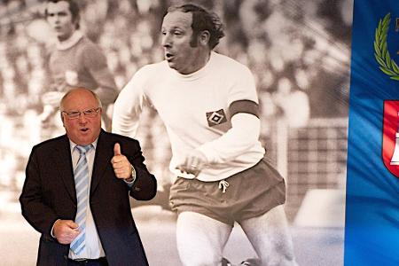 Zwischen 1995 und 1998 kehrt die Hamburger Klub-Legende zu seinen Wurzeln zurück und übernimmt das Präsidentenamt beim HSV.