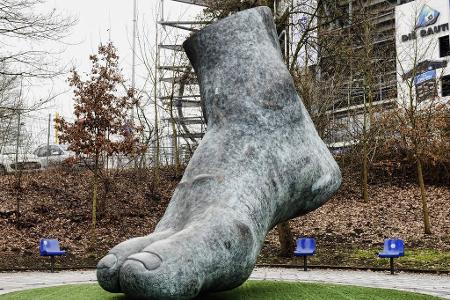 Für seine Verdienste rund um den Bundesliga-Dino bekommt Seeler das, was er verdient: Eine Statue in Form seines Fußes, die ...
