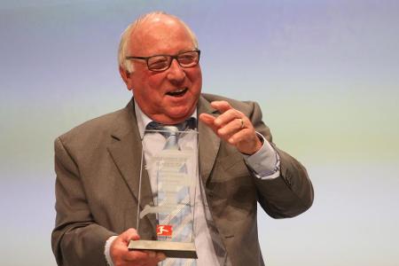 Obwohl er zuletzt mit gesundheitlichen Problemen zu kämpfen hatte, zeigt sich Uwe Seeler auch mit 85 Jahren kein bisschen mü...