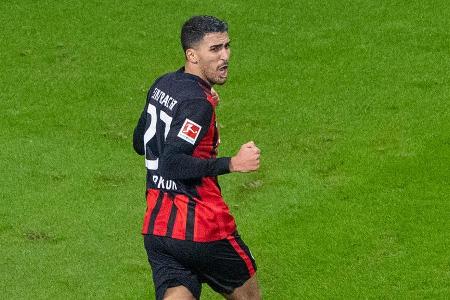 Fand auf der rechten Seite überhaupt nicht ins Spiel. Wirkte in seinen spielerischen Szenen wiederholt planlos. Ließ obendre...