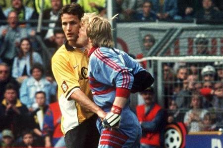 ...für seine mittlerweile legendäre Bissattacke gegen Heiko Herrlich (l.) aus demselben Spiel. Wahrscheinlich will sich der ...