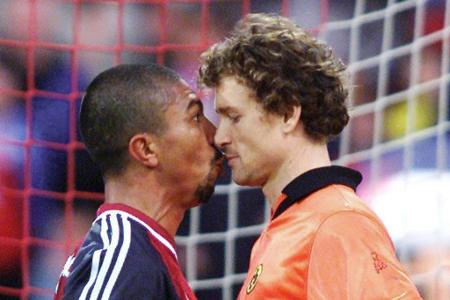 In der Saison 2001/02 geraten Giovane Élber (l.) und Jens Lehmann (r.) während eines Bundesliga-Duells aneinander und versuc...
