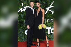 Romeo Beckham und Mia Regan feiern ihr Red-Carpet-Debüt